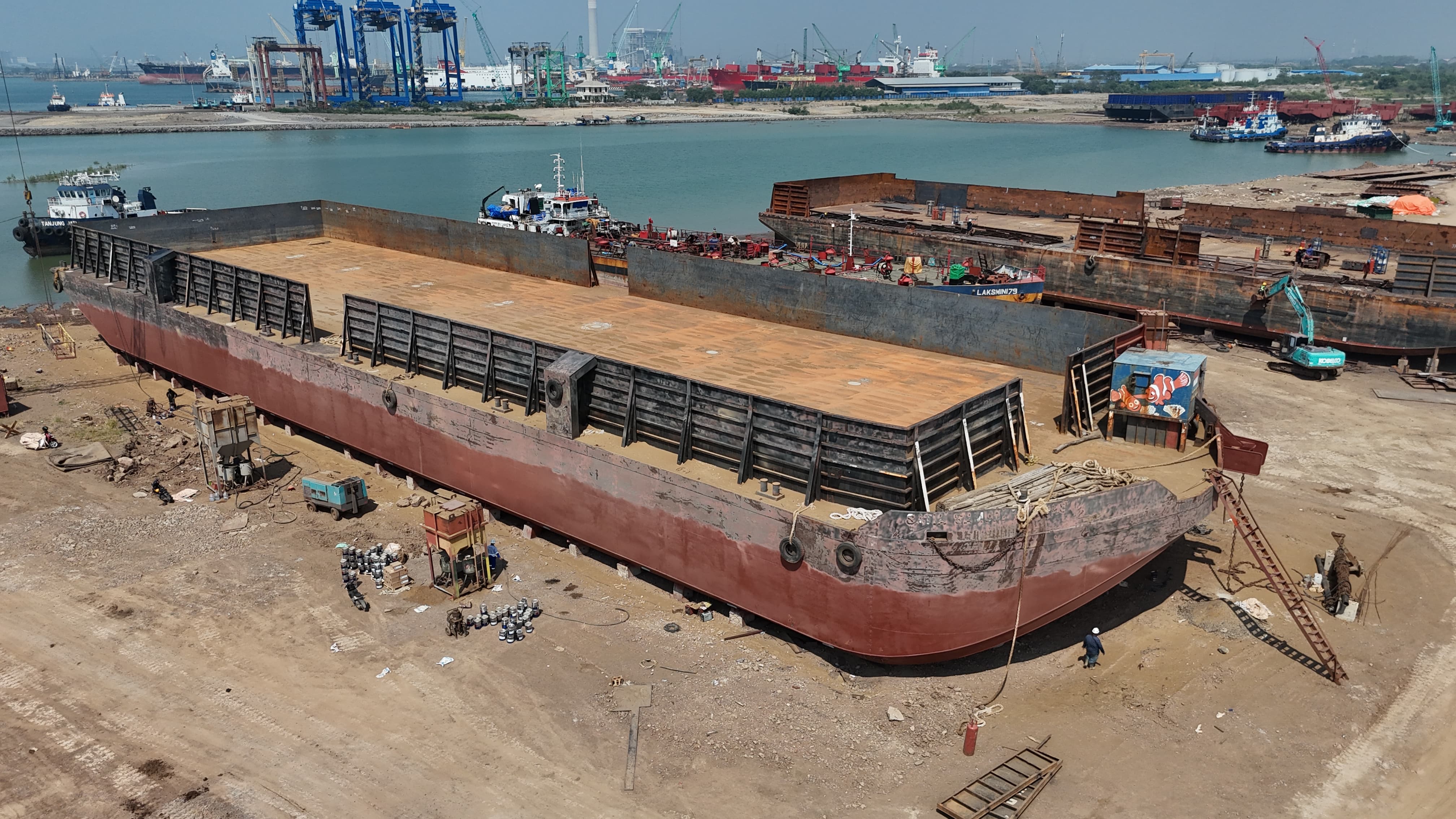 BARGE SATIA SAMUDERA 3028-Before